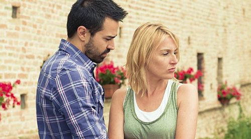 Uma dose moderada de ciúme é natural e até saudável para a relação. No entanto, quando o medo de ser traída torna-se obsessão, pode não apenas minar o relacionamento como causar um grande mal para a sua própria saúde. Além do alto nível de estresse, homens e mulheres que estão constantemente preocupadas em saber onde e com quem o companheiro está correm o risco de adotar um comportamento neurótico que prejudica todas as relações, inclusive com a família, amigos e no trabalho. Isso sem falar nos prejuízos ao relacionamento amoroso em si, que torna-se tóxico para ambos. O ciúme doentio é resultado de inseguranças que, ap